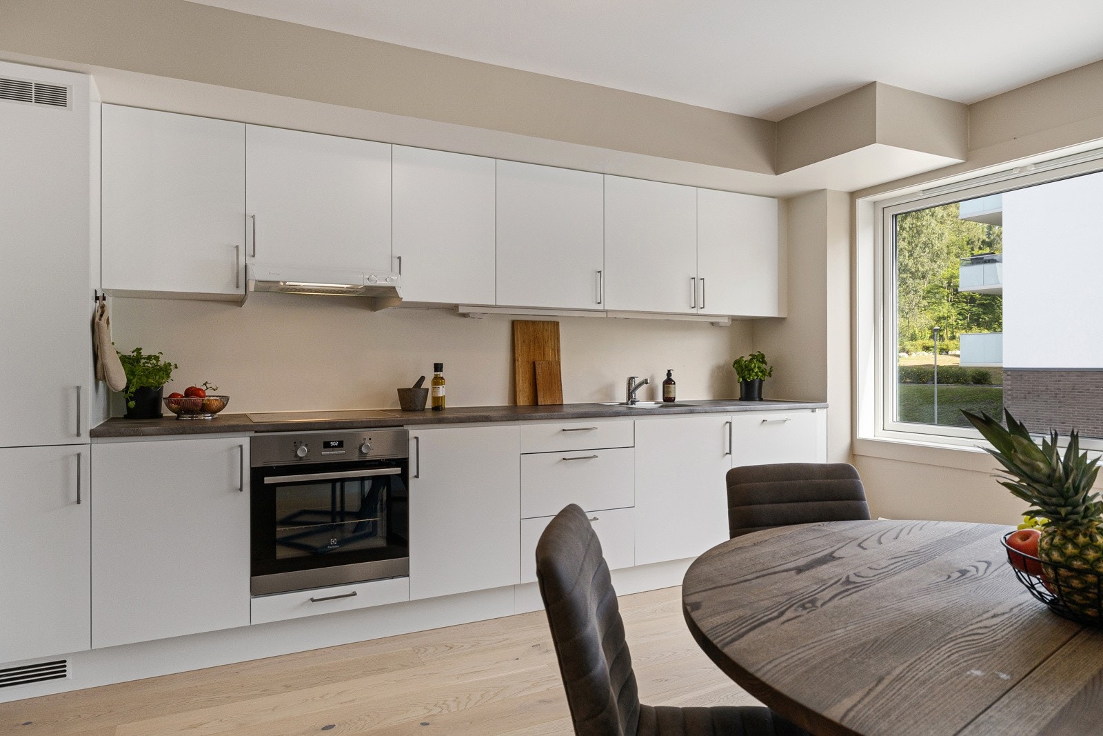 Store vindusflater sørger for godt innslipp av naturlig lys. Galleribilde