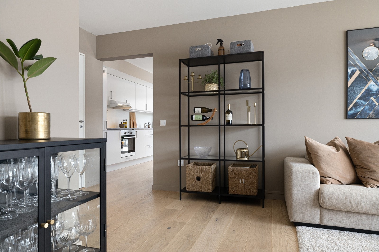 Fra stuen kommer du til leilighetens kjøkken. Galleribilde