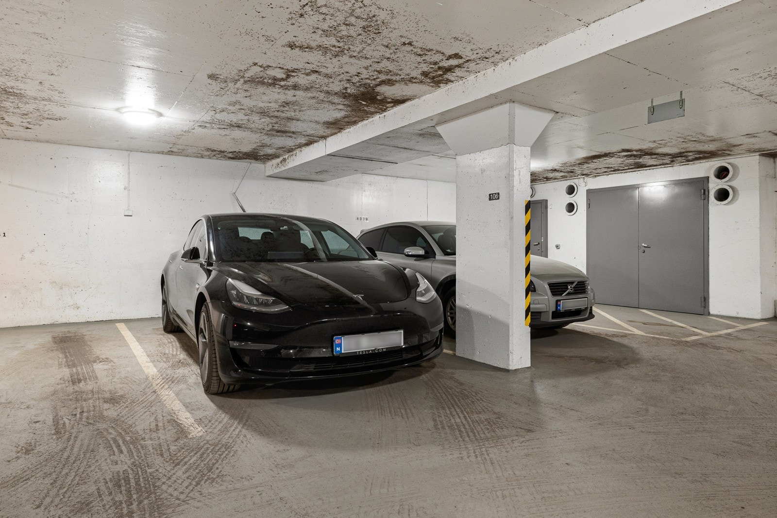 Det følger med parkeringsplass i felles garasjeanlegg. Galleribilde