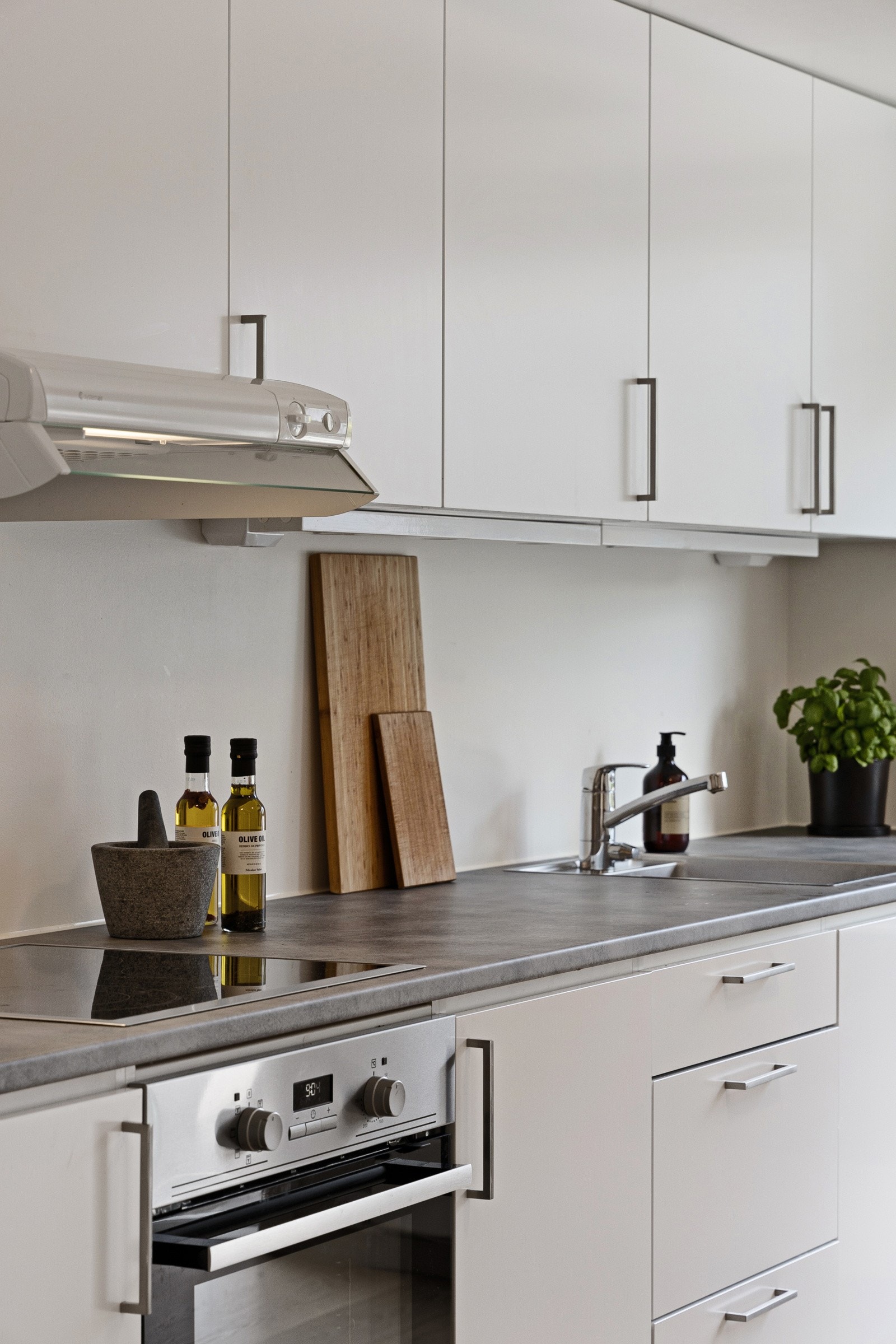 Kjøkkenet gir deg gode arbeidsoverflater, samt god oppbevaringsplass i over- og underskap. Galleribilde