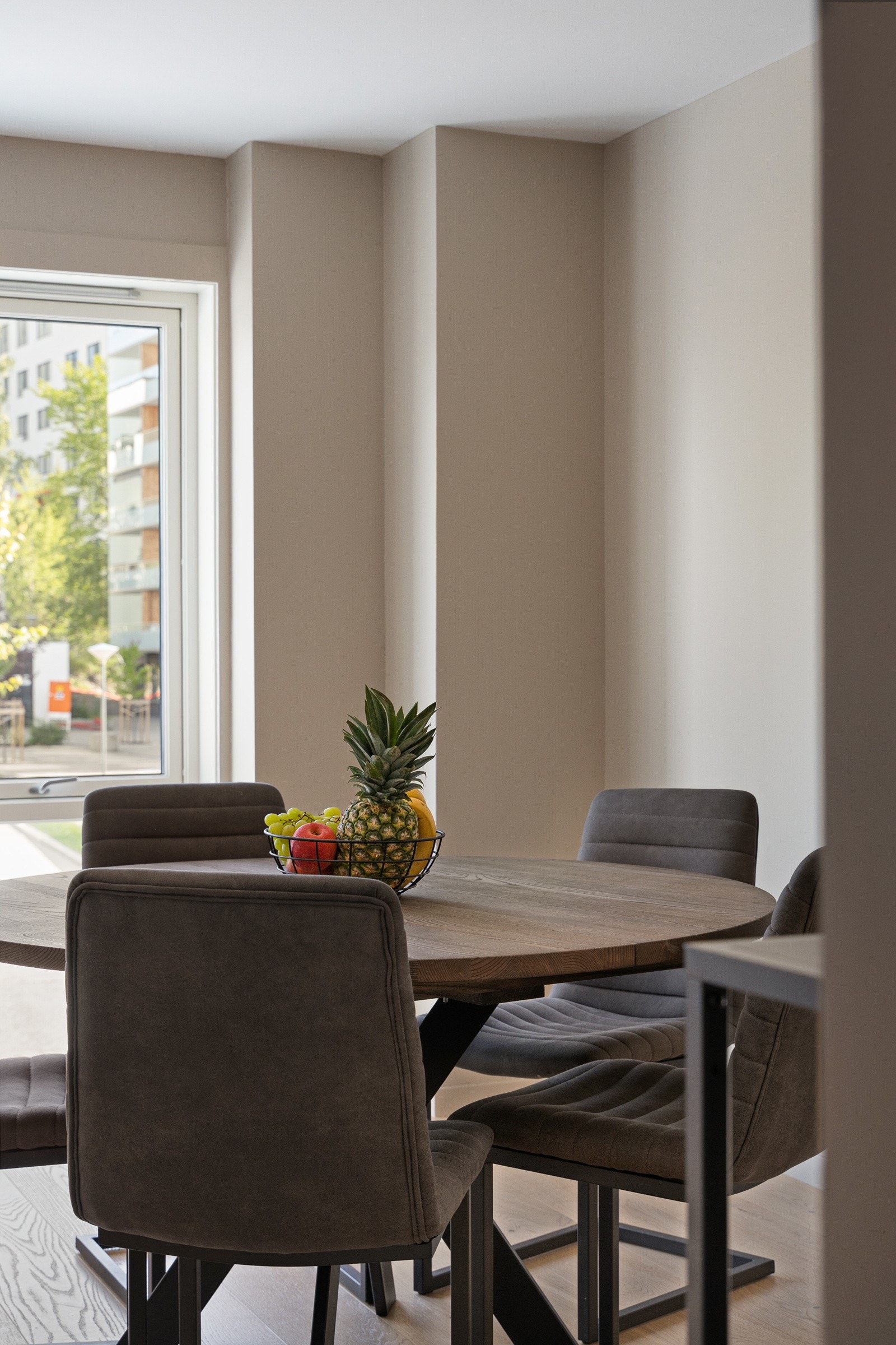 God plass til stort spisebord. Galleribilde