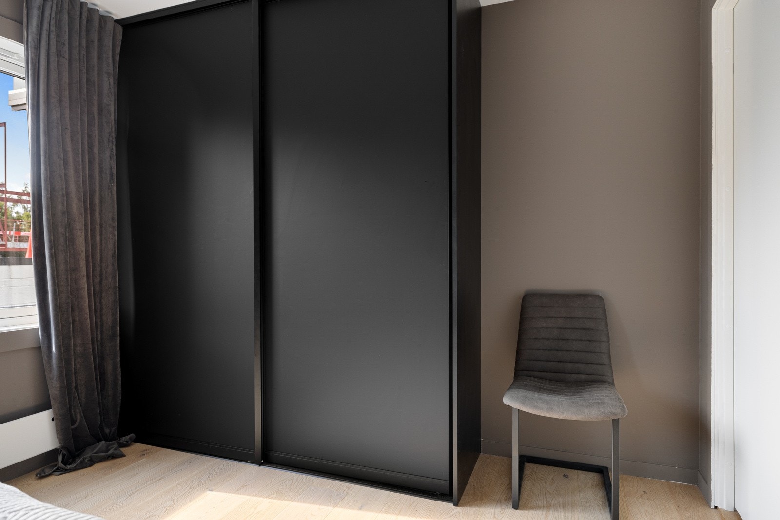 Hovedsoverommet har skyvedørsgarderobe som gir god plass til oppbevaring. Galleribilde