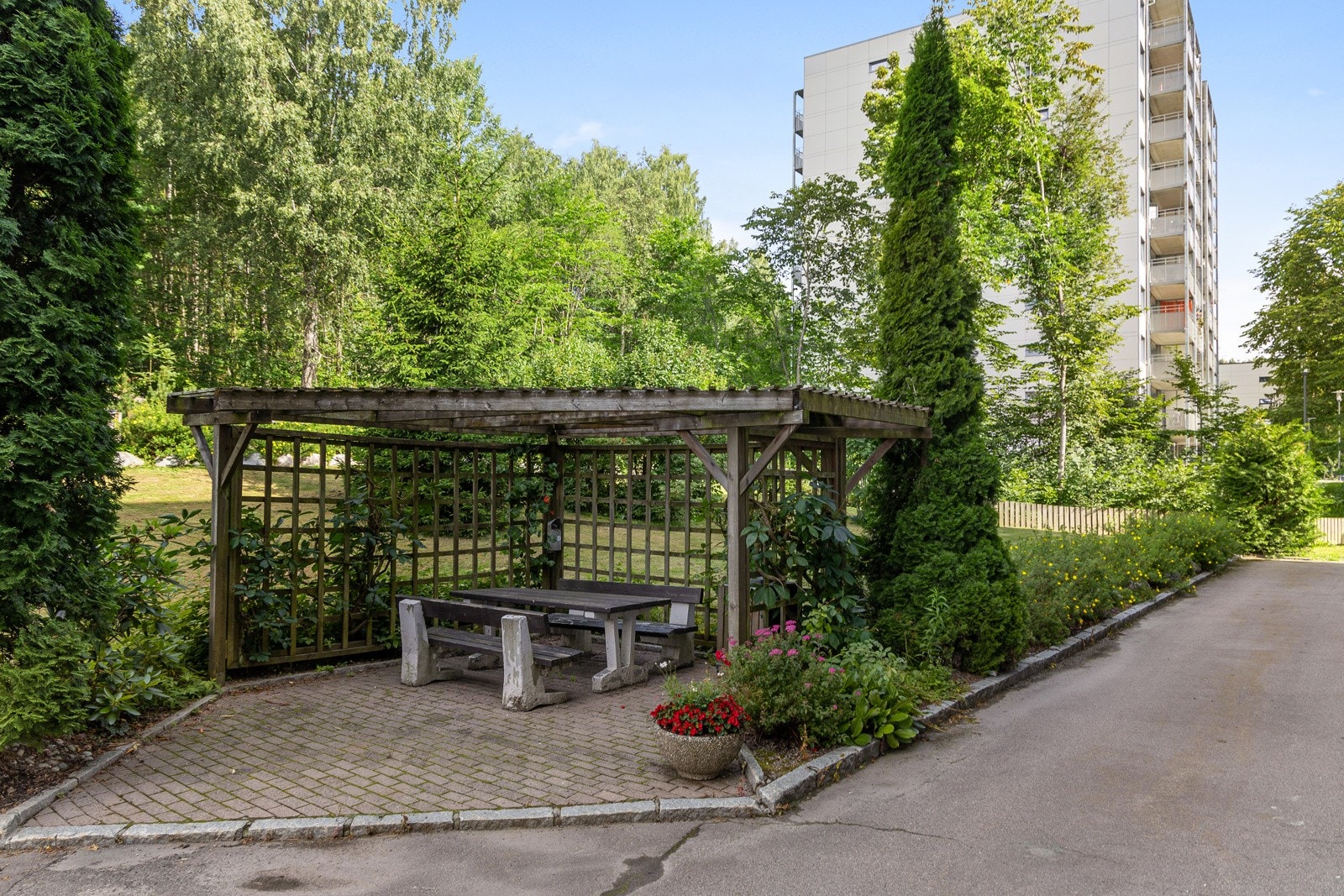 Veldrevet og etablert borettslag med fine fasiliteter og områder for beboerne. Galleribilde