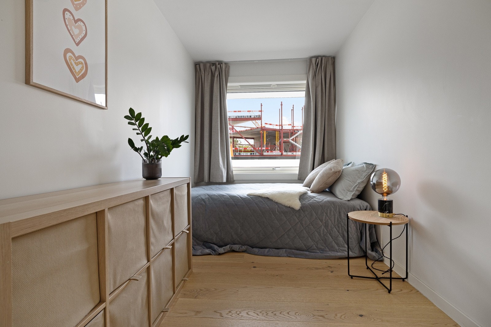 Soverom 2 er av god størrelse med plass til seng og møblement for oppbevaring. Galleribilde