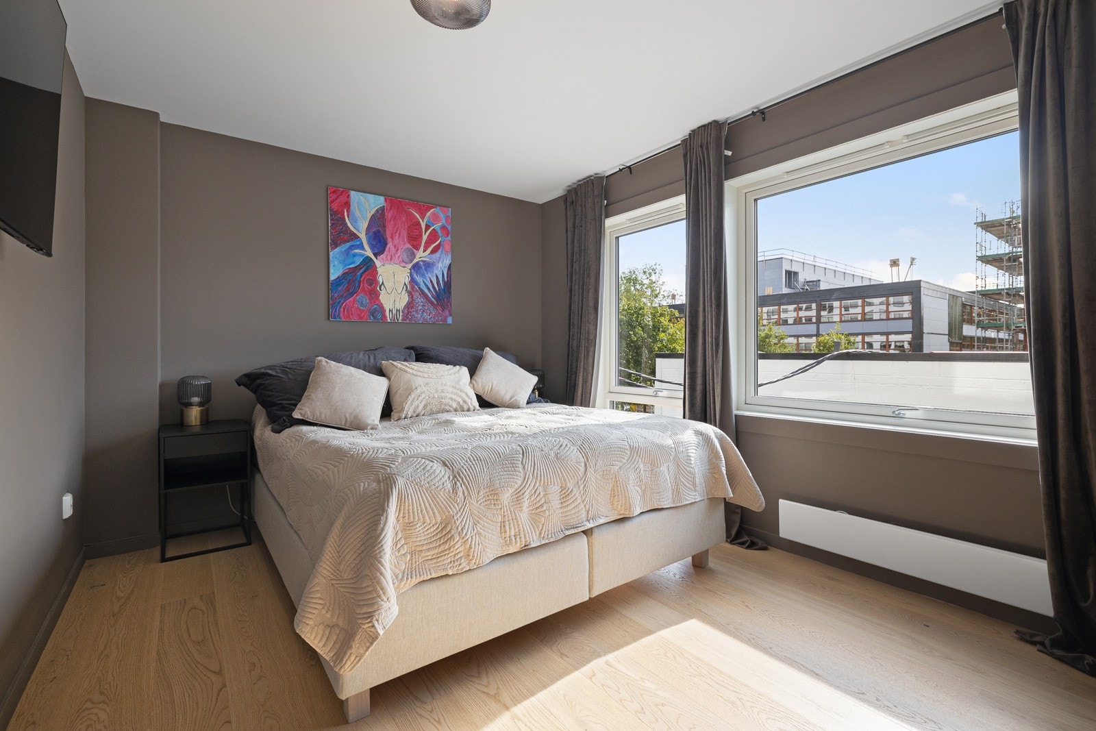 Leiligheten har to soverom, hvor hovedsoverommet er av god størrelse med plass til seng og annet ønskelig møblement. Galleribilde