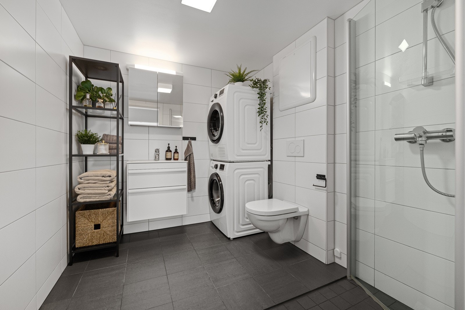 Delikat og flislagt baderom med gulvvarme. Galleribilde