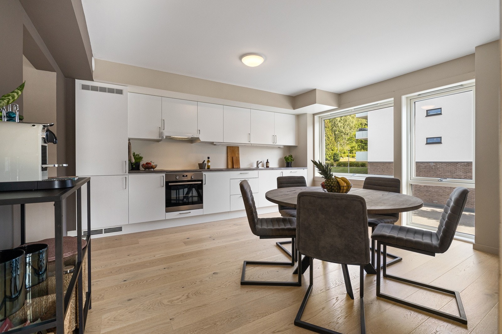 Stort og delikat kjøkken med god plass til spisebord med tilhørende møblement. Galleribilde