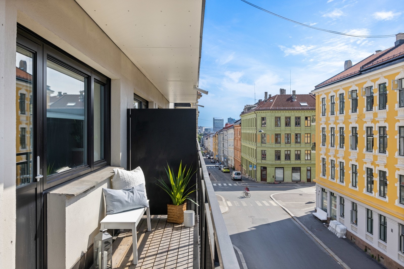 Balkongen er på ca. 7 kvm med trespaltet gulv og rekkverkshøyde på 110 cm. Galleribilde