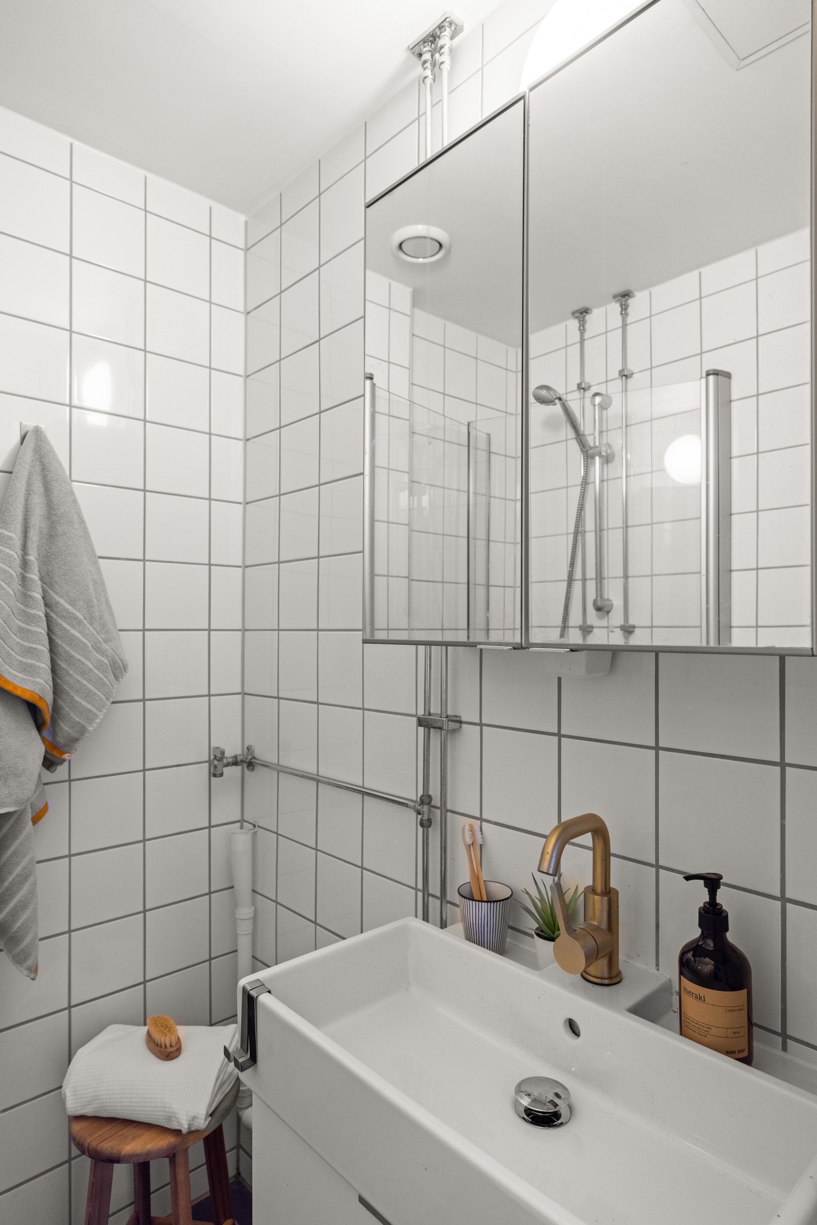 Praktisk speilskap og heldekkende servant på underskap. Galleribilde
