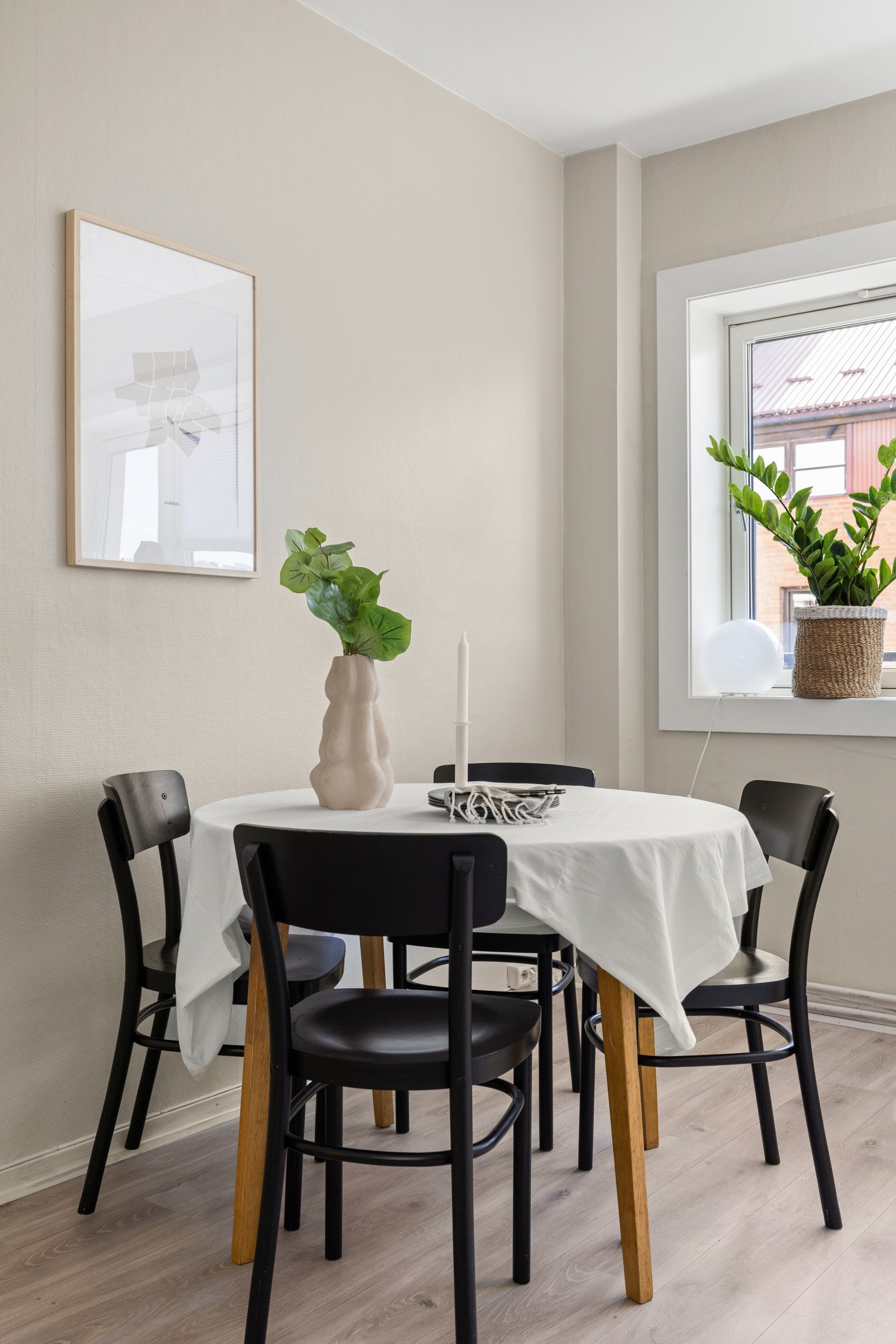 Kjøkkenet ligger i åpen løsning til stuen og skaper en luftig og sosial planløsning. Galleribilde