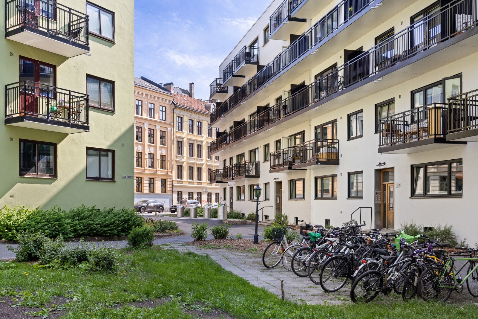 Praktisk med sykkelparkering i felles gårdsrom. Galleribilde