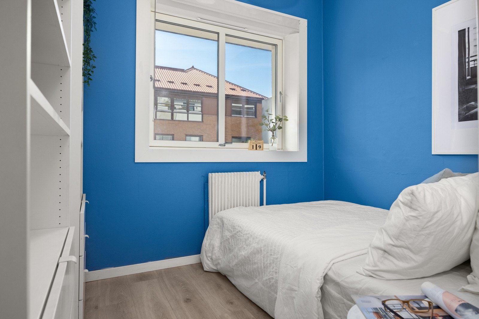 Soverom med plass til seng, nattbord og garderobe Galleribilde