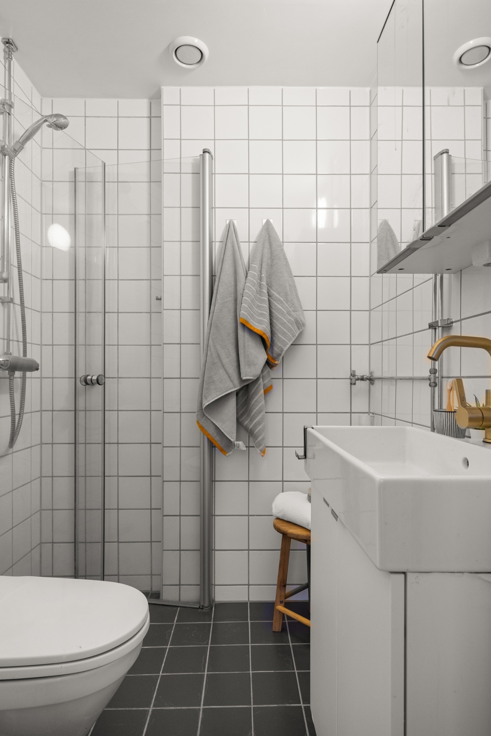 Badet har flislagte vegger, samt flislagt gulv med varmekabler. Galleribilde