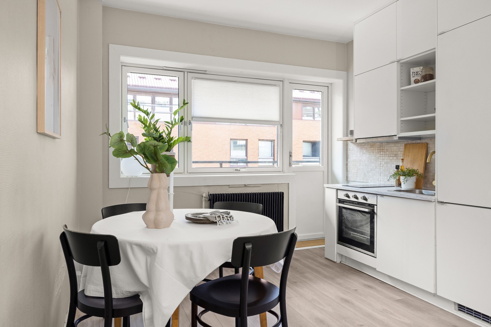 Leiligheten ligger høyt og fritt i 4. etasje og har en god og effektiv planløsning med store vinduer og god takhøyde. Galleribilde