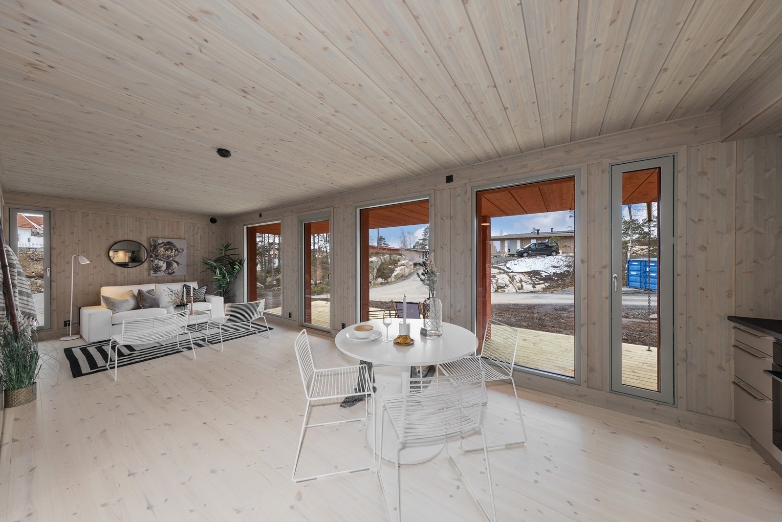 Hytta har en høy teknisk standard samt et moderne preg med store vindusflater fra gulv til tak som slipper lyset inn i stua, og gir deg en umiddelbar nærhet til naturen. Galleribilde