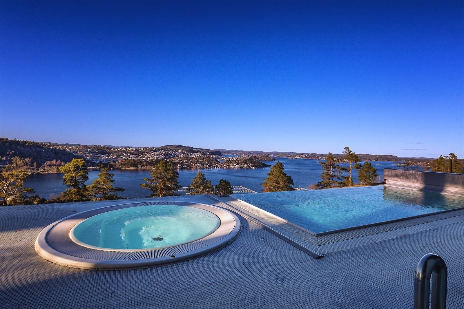 På Kragerø Resort kan du nyte spektakulær utsikt fra en utendørs infinity pool. Galleribilde