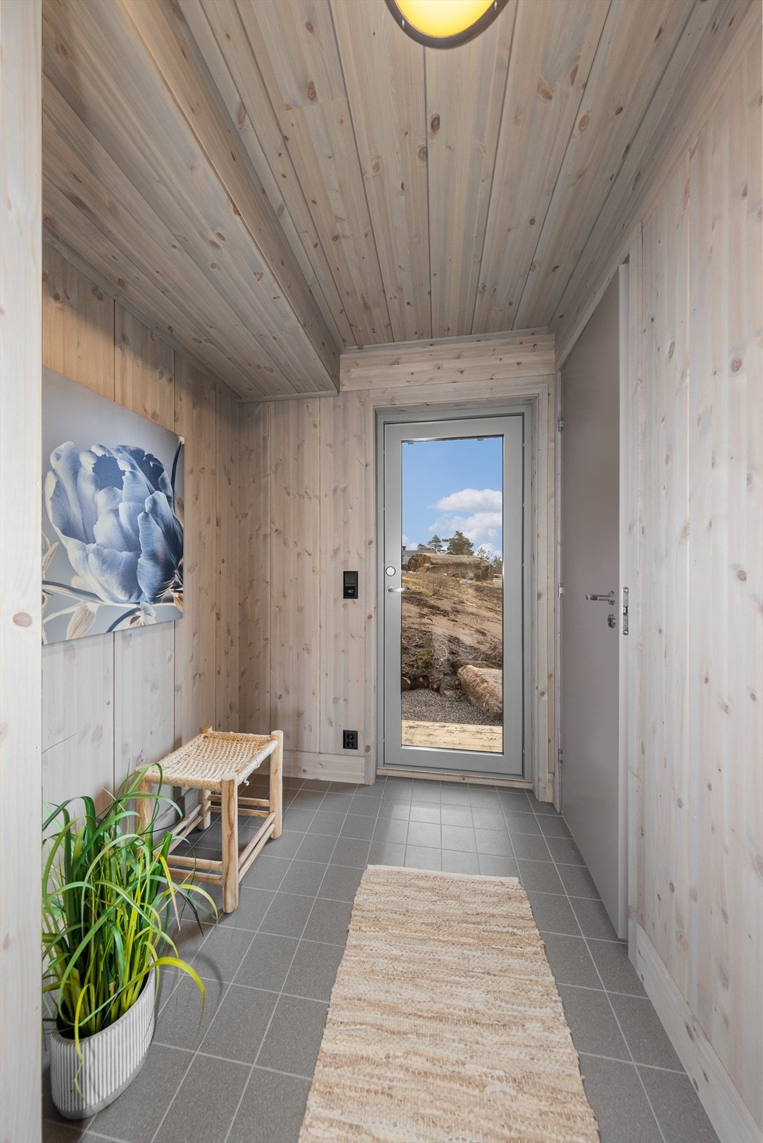 Hytta inneholder: Gang, stue/spisestue/kjøkken, bad/wc, 2 soverom og bod. Galleribilde