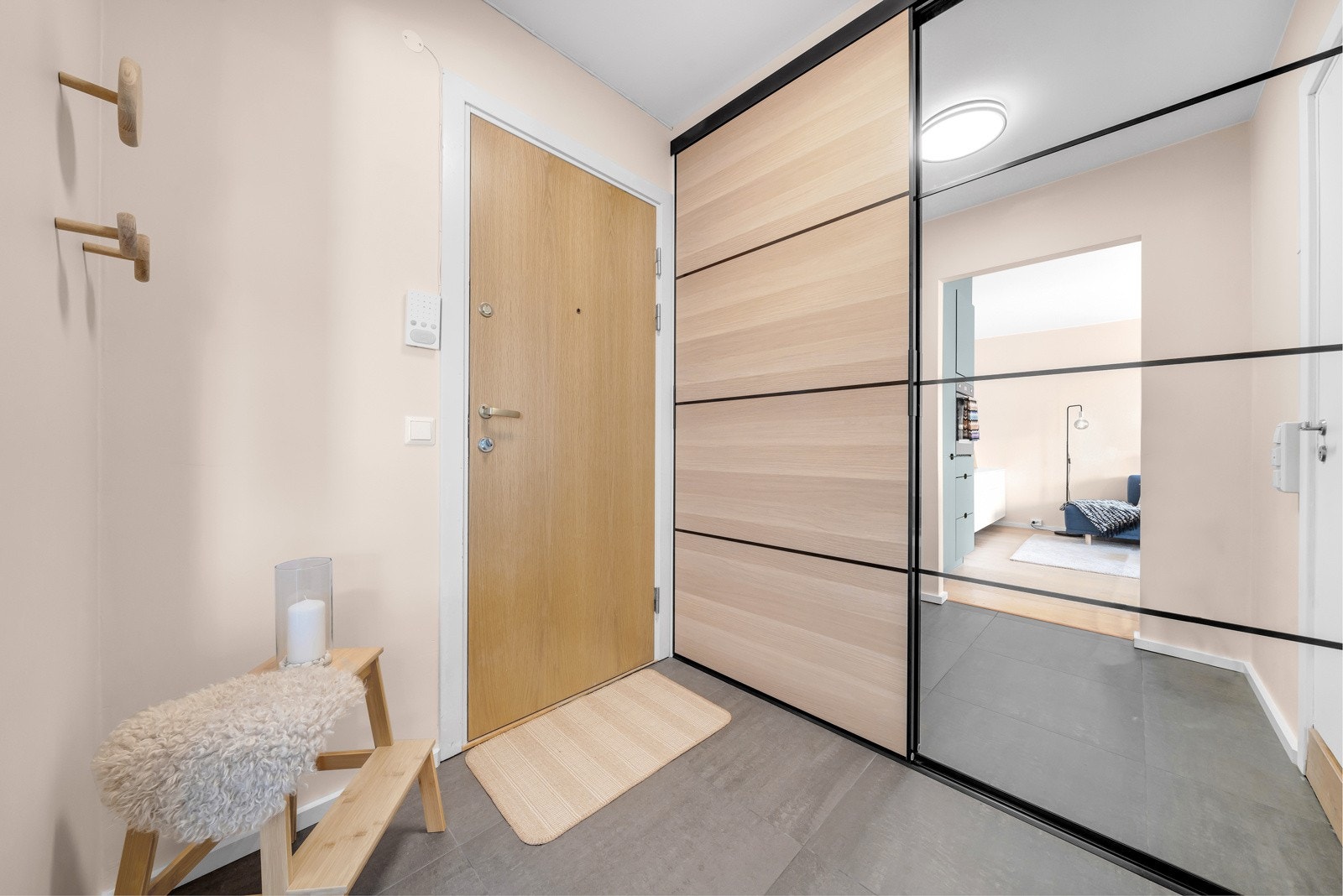 Entréen er romslig med en stor skyvedørsgarderobe Galleribilde