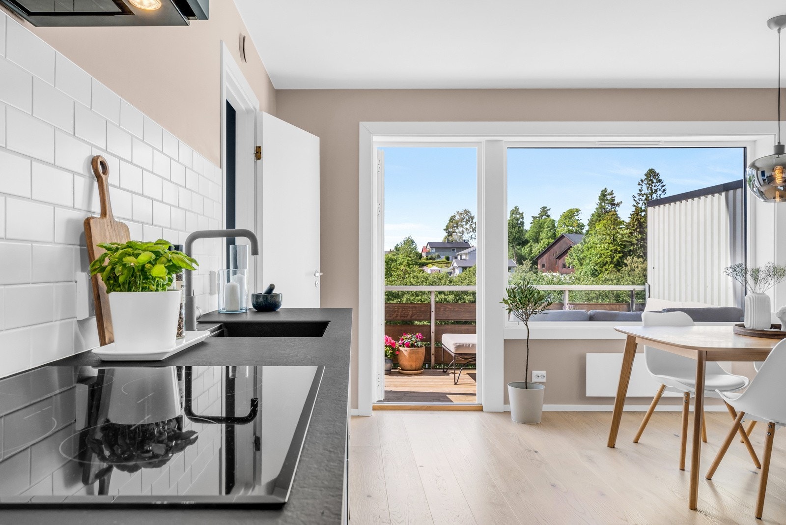 Kjøkkenet består av laminat benkeplate med planlimt kum i kompositt/plast. Det er også flisfelt på vegg over benk. Galleribilde