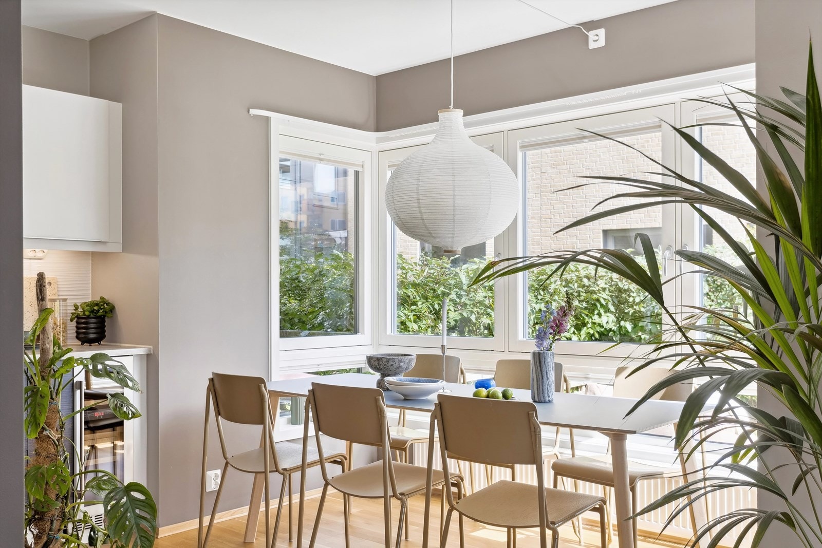 God plass til 6 gjester rundt spisebordet Galleribilde
