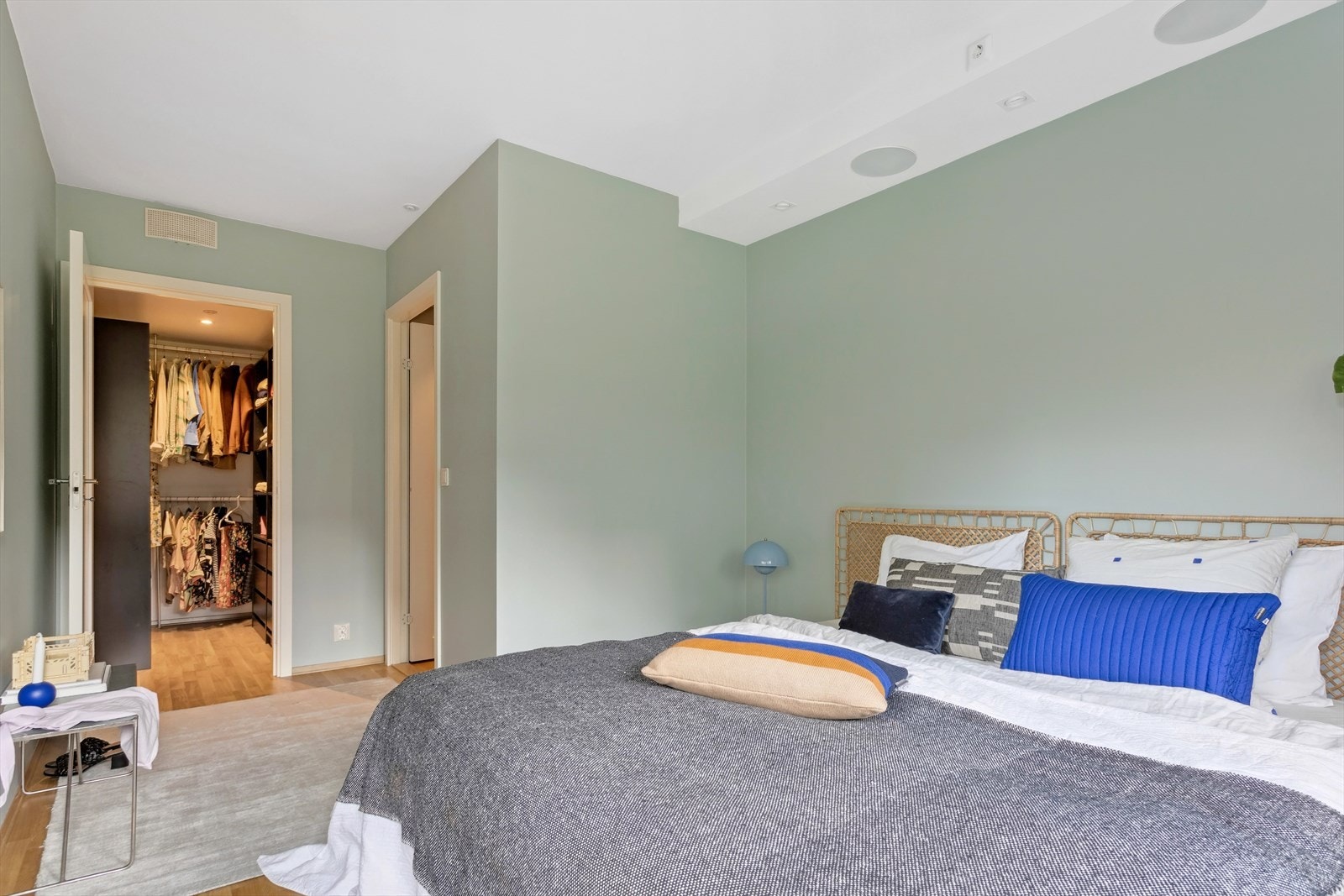 Soverommet har inngang til eget walk-in-closet Galleribilde