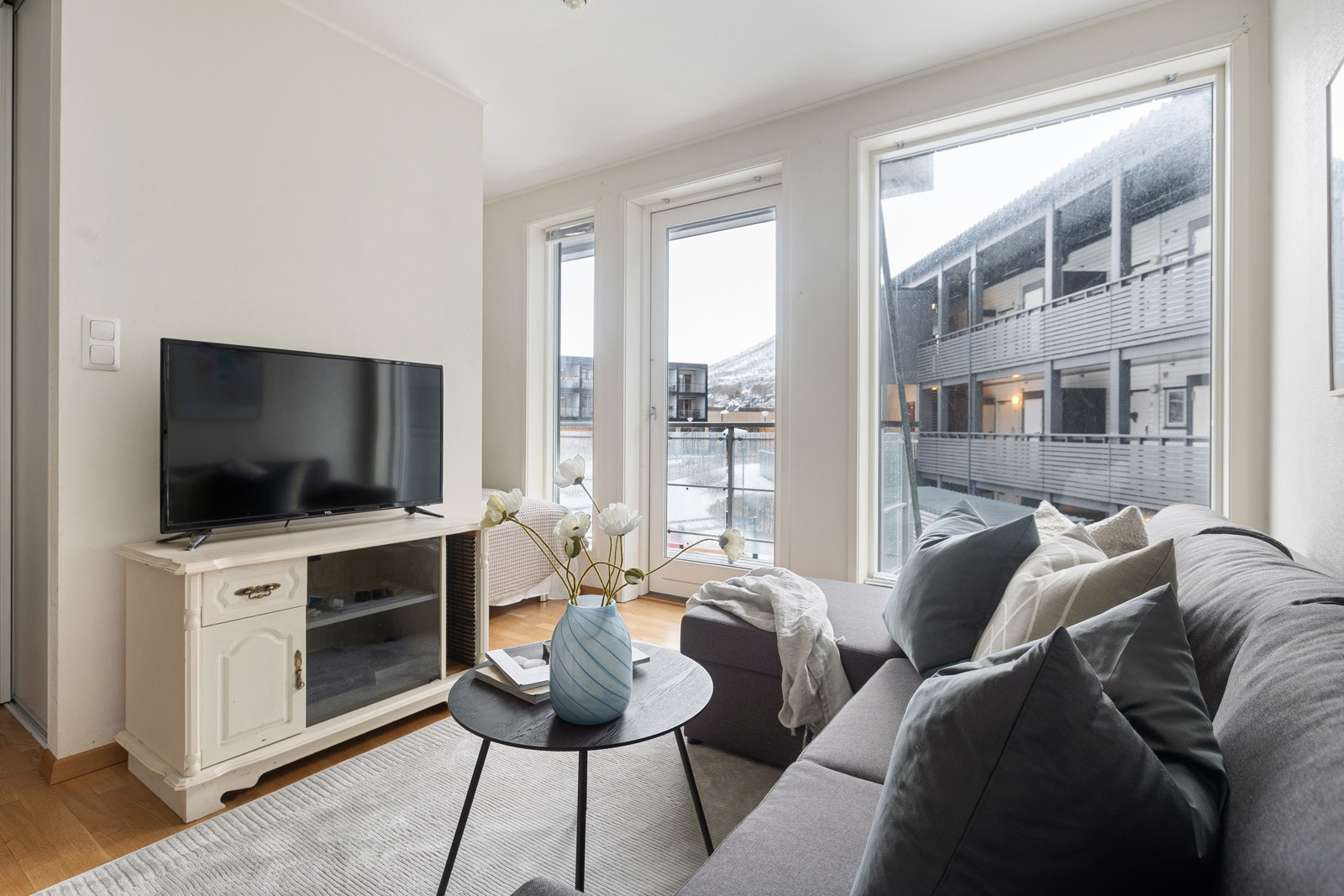 Stue med store vindusflater og plass til ønsket møblement