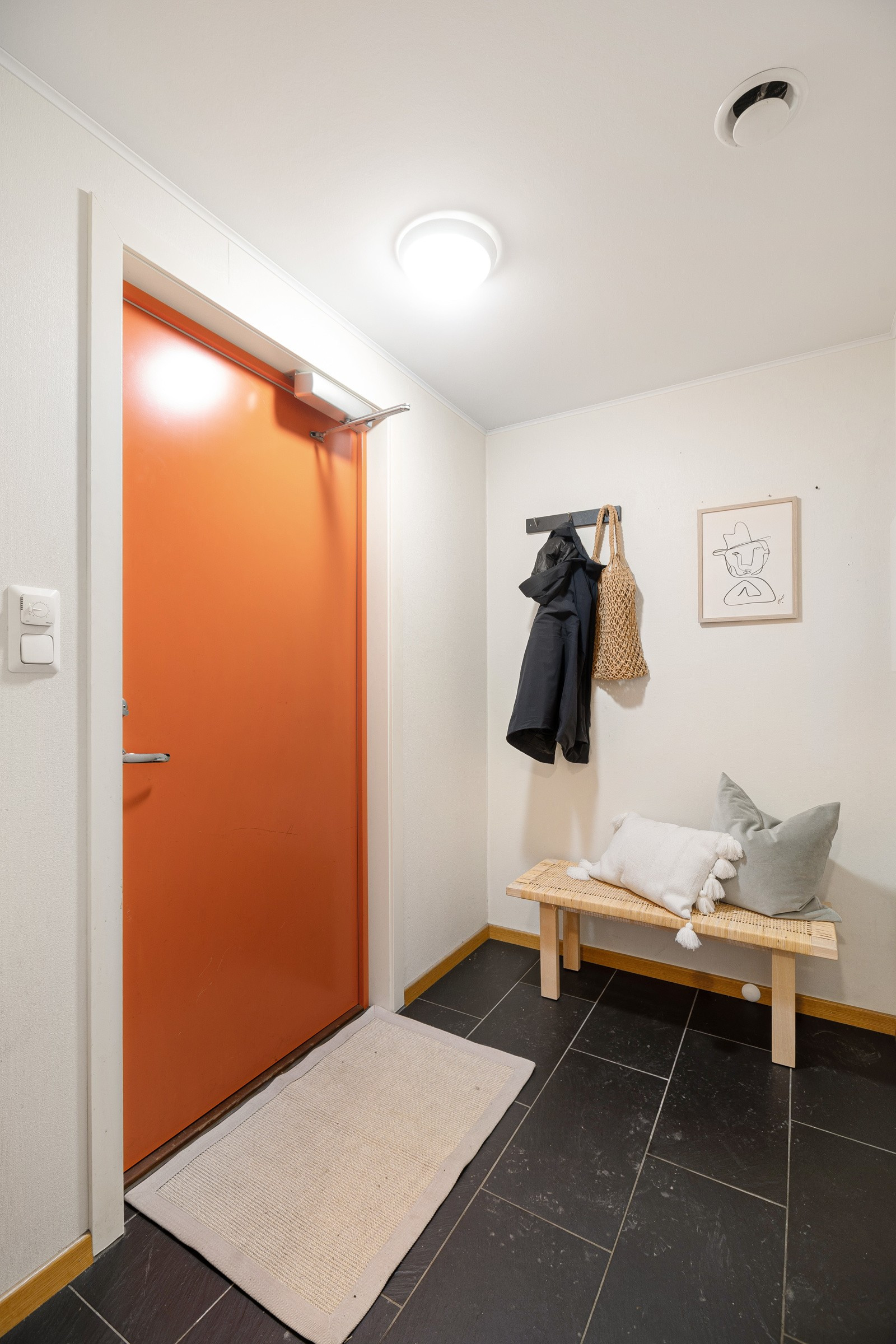 Flislagt entre med muligheter for praktisk innredning