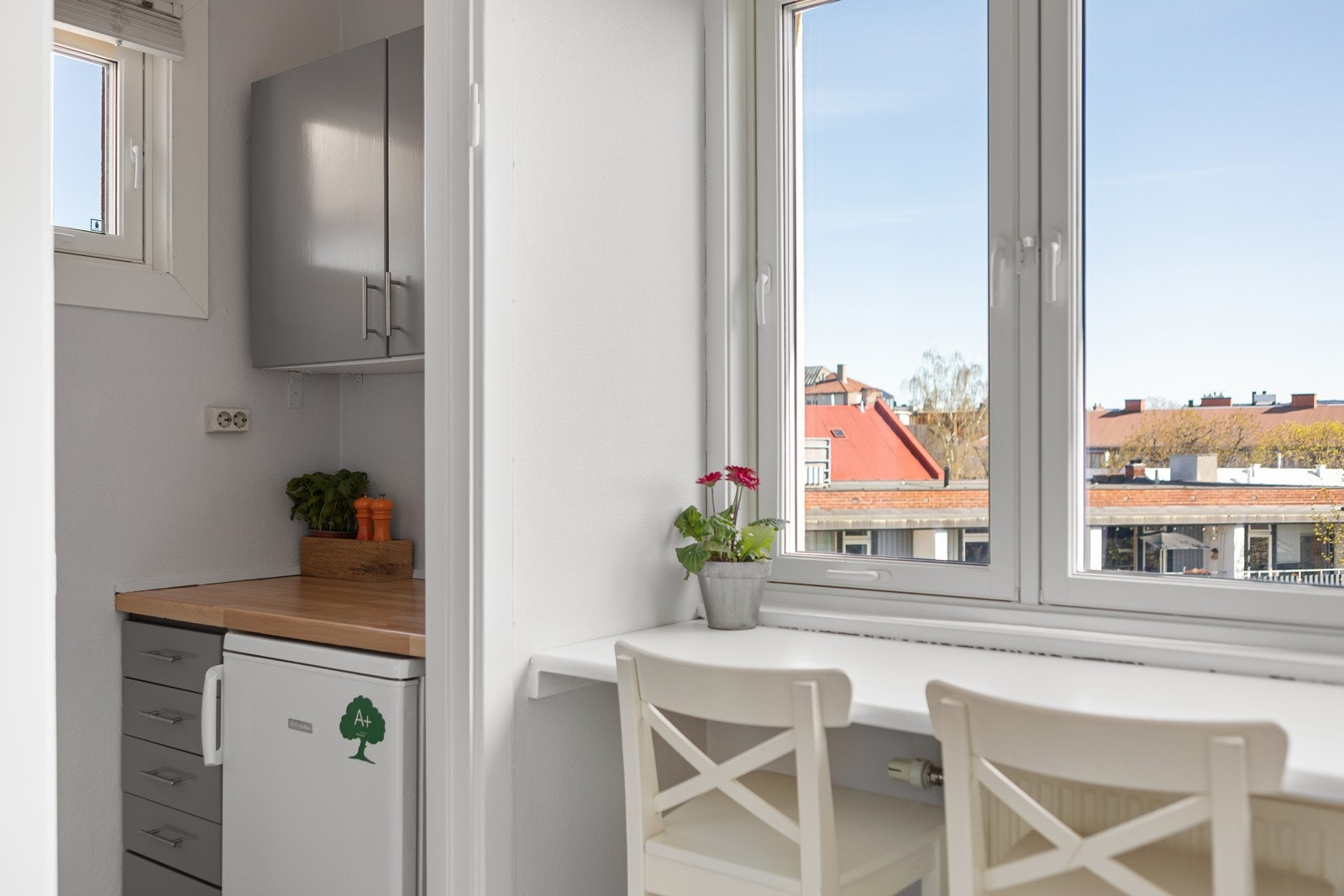 Leiligheten har en koselig kjøkkenkrok i naturlig tilknytning til spiseplassen i stuen. Galleribilde