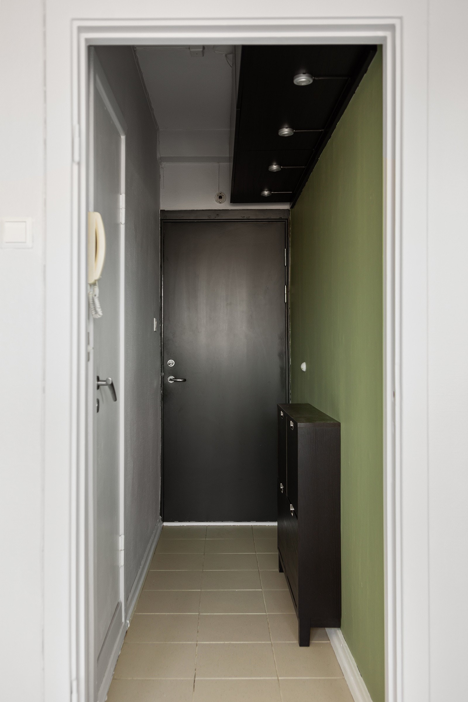 Du tar deg opp til leiligheten i byggets toppetasje (6. etasje) via felles trapperom med heis. Når du entrer leiligheten kommer du inn i en praktisk entré med fliser på gulv. Galleribilde
