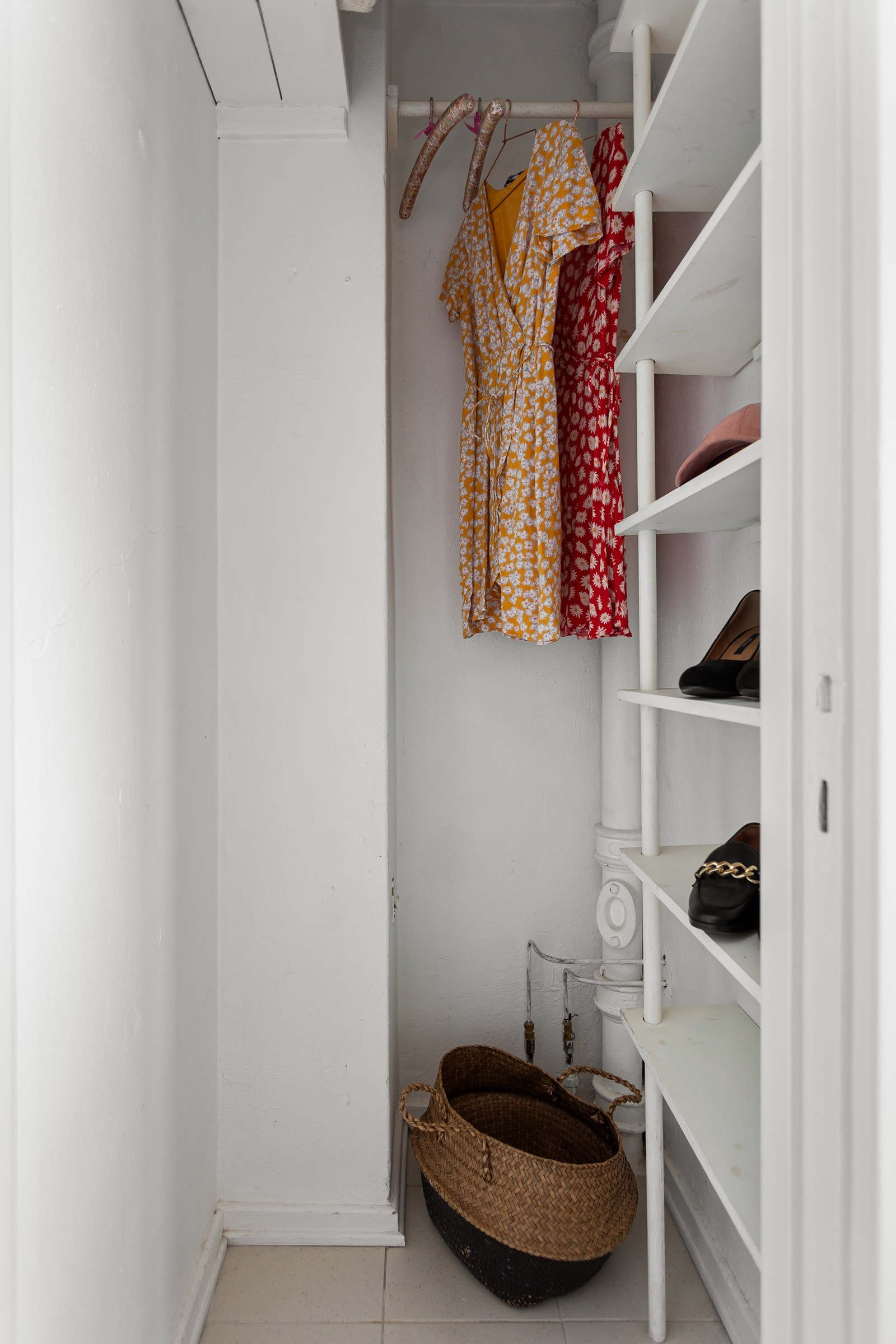 Fra stuen har du også adkomst til et praktisk walk-in-closet med oppbevaringsplass i åpen garderobeløsning. Galleribilde