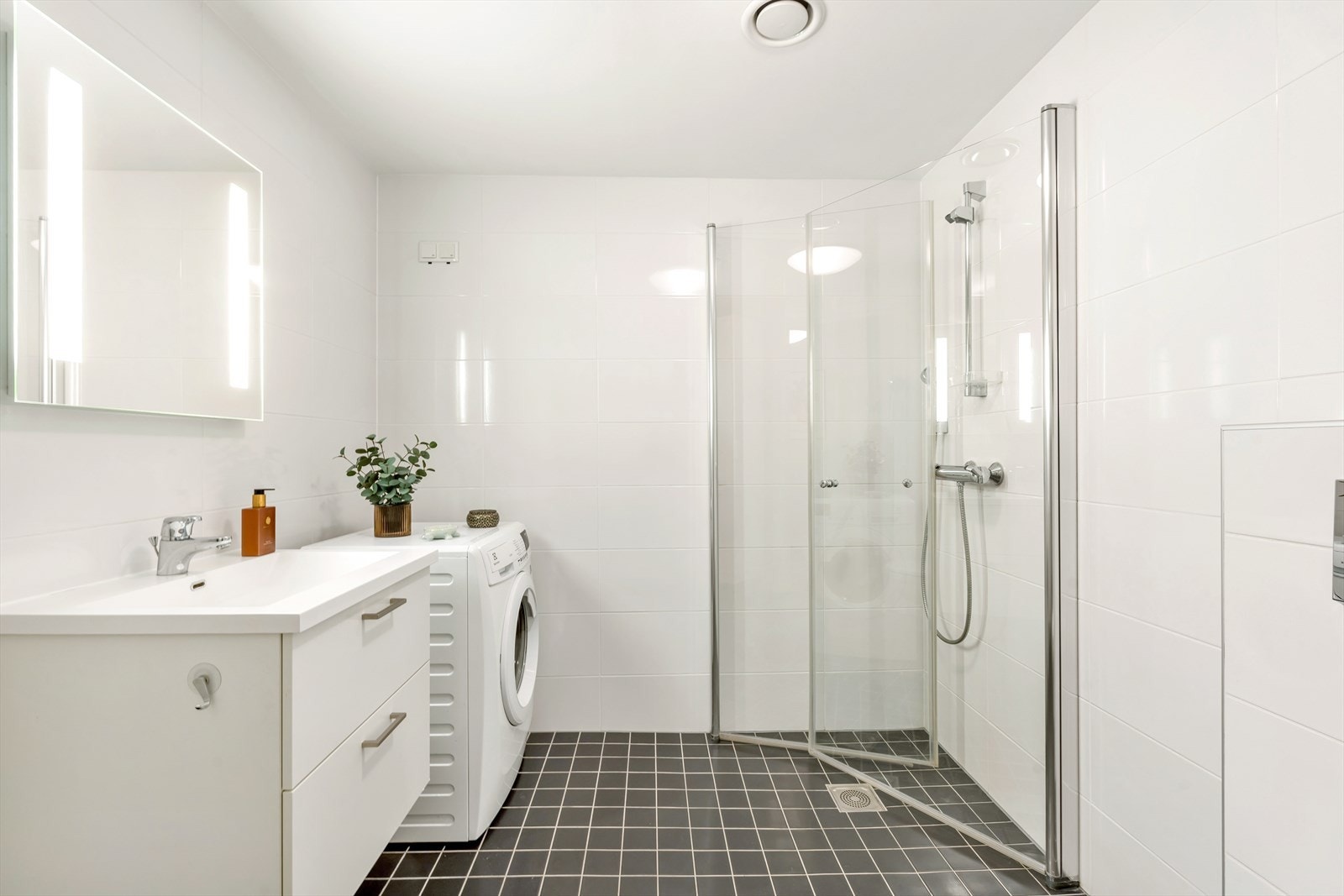 Pent flislagt bad av god størrelse Galleribilde