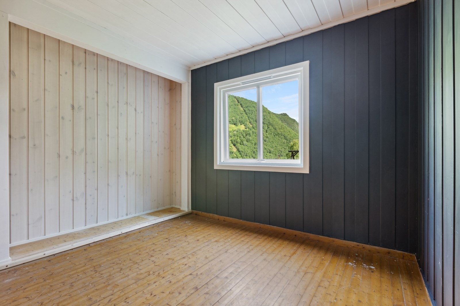 Romslig soverom som er malt i delikate farger. Galleribilde