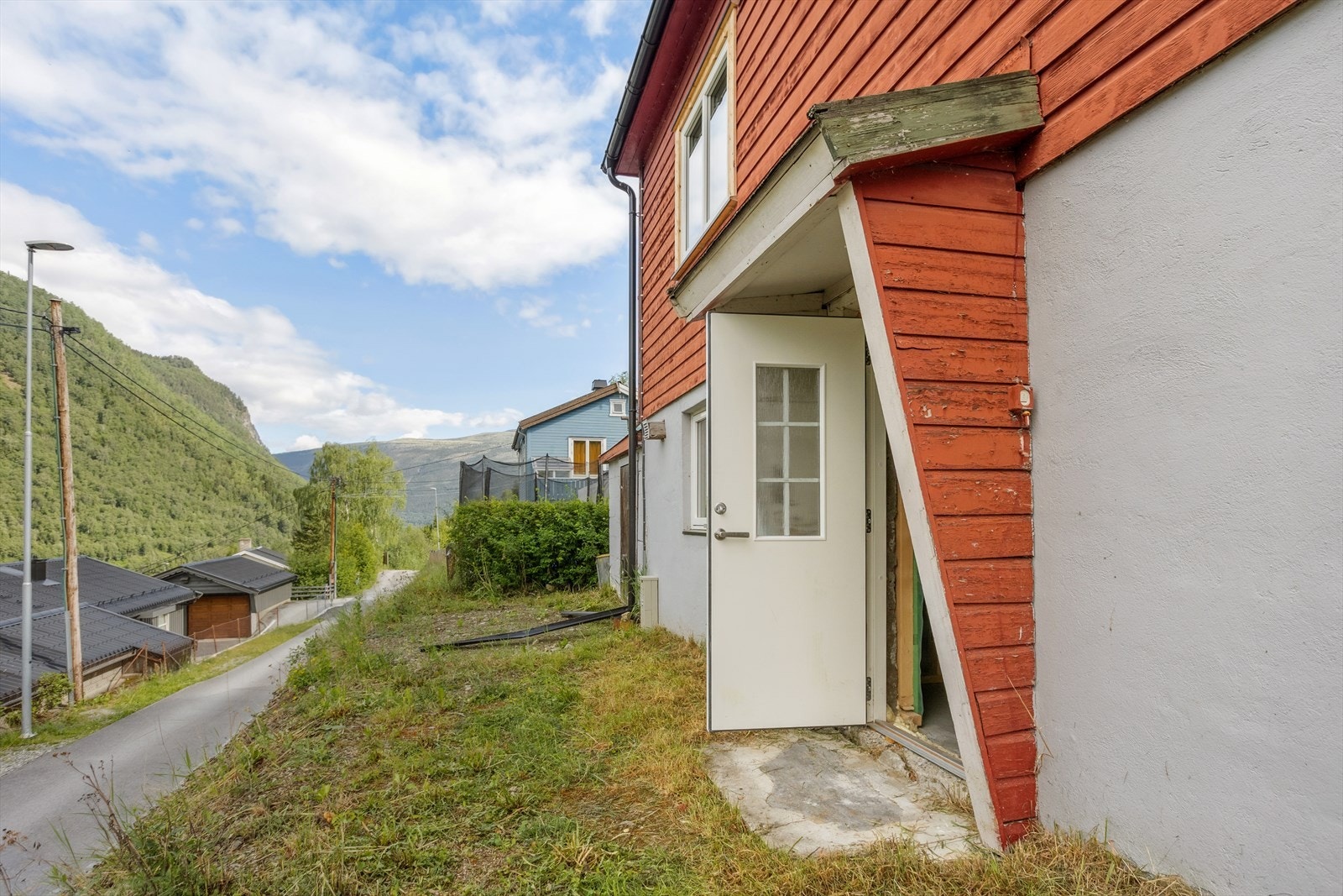 Fasade og entré inn til 1. etasje. Galleribilde