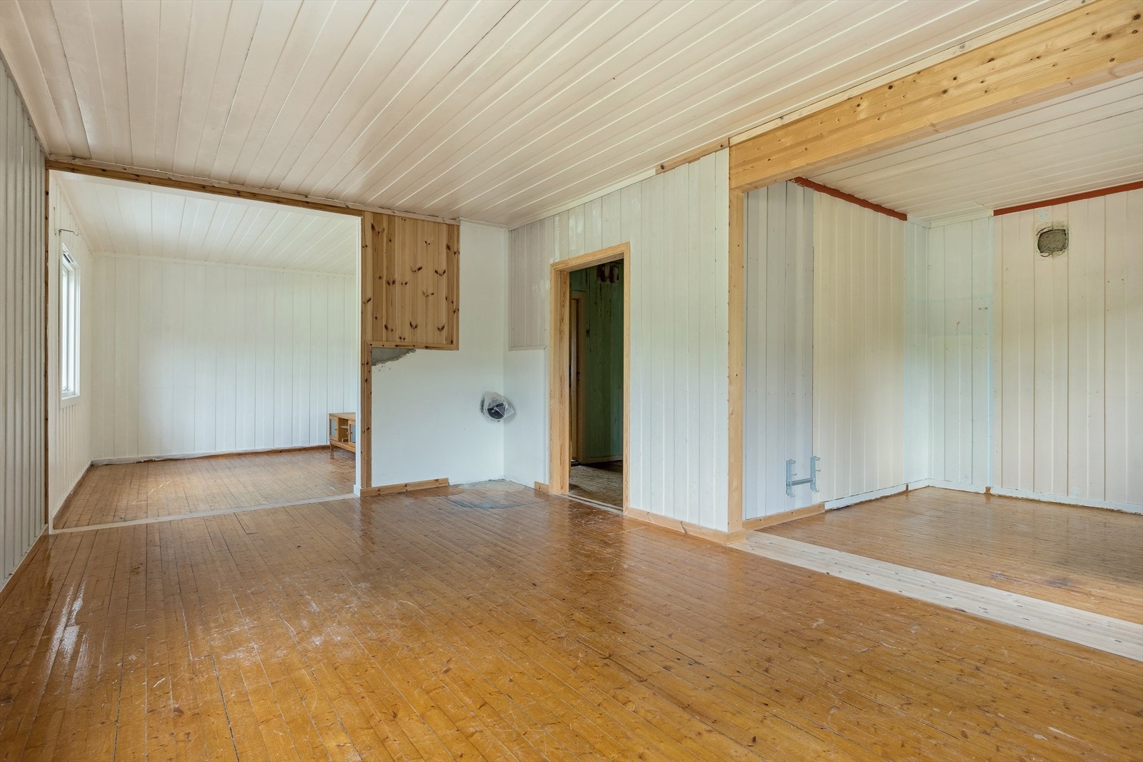 Romslig stue med god plass til salong eller ønsket møblering. Galleribilde