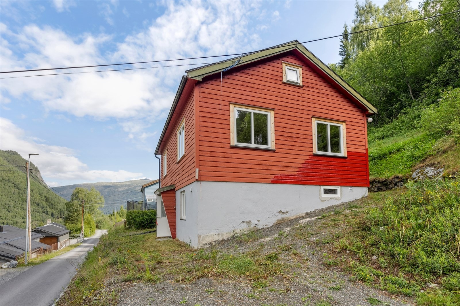 Eiendommen ligger fint til i et eldre opparbeidet boligområde med gangavstand til alle sentrumsfunksjoner. Galleribilde