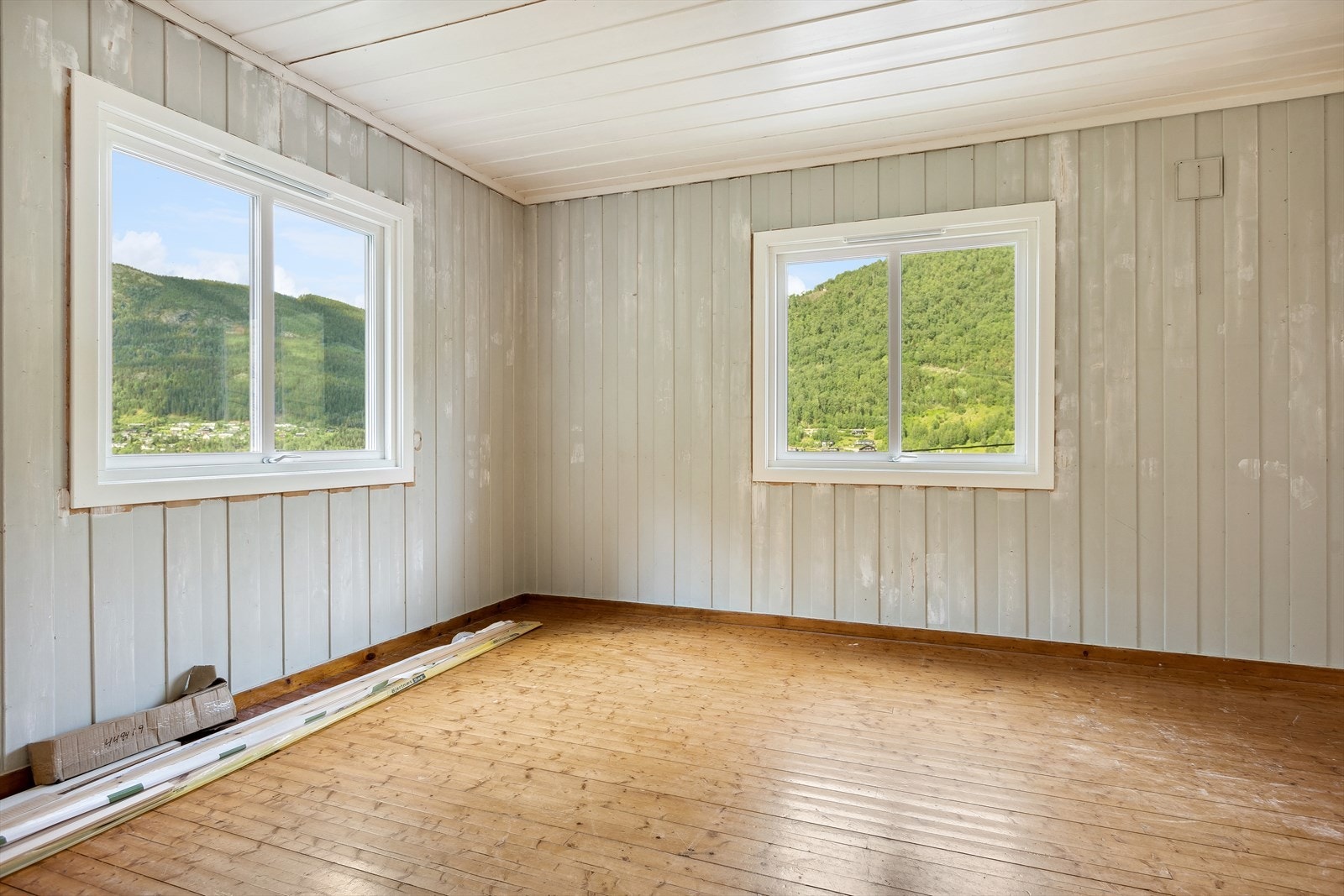 Store vindusflater gir rikelig med naturlig lys. Galleribilde