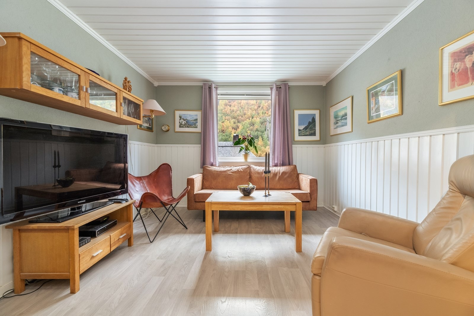 Stua er malt i lune farger. Galleribilde