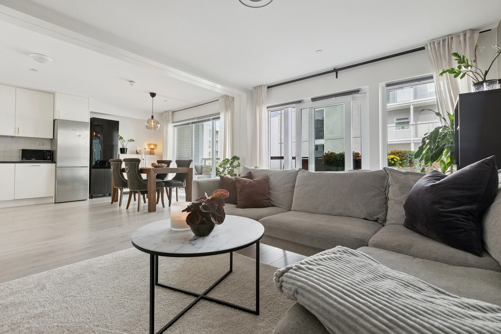 God plass til spisestue og sofa-løsning med tilhørende møblement. Galleribilde