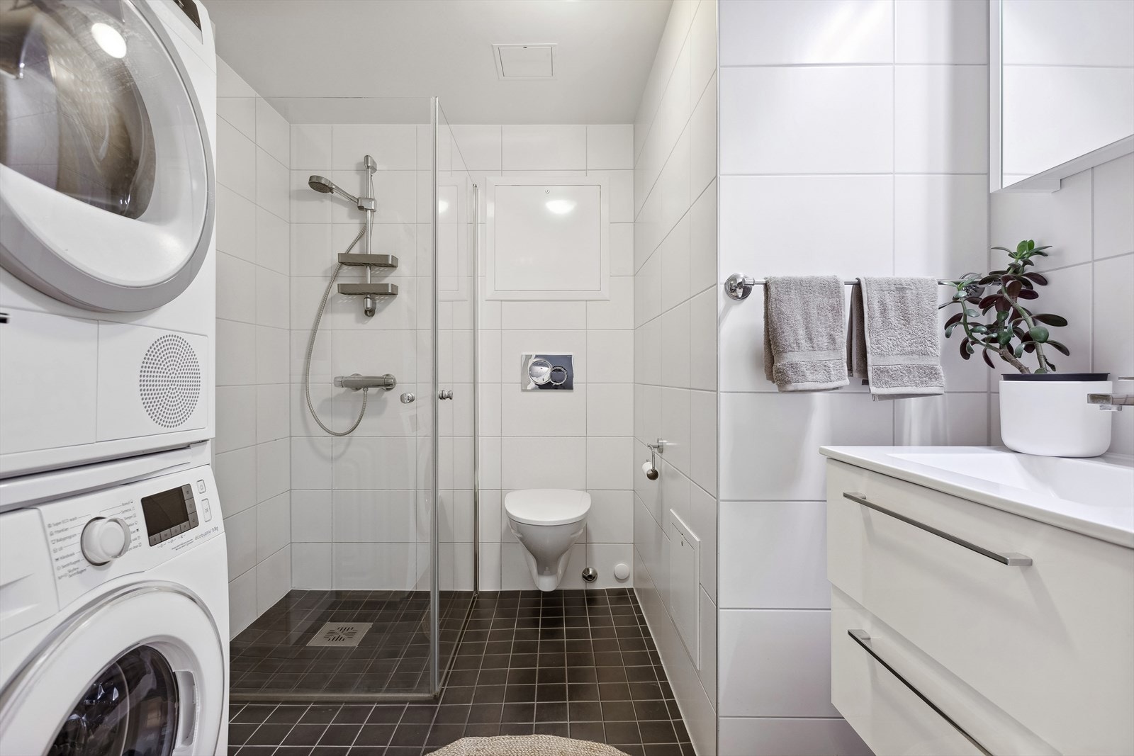 Badet har opplegg for vaskemaskin og behagelig varme på gulv. Galleribilde