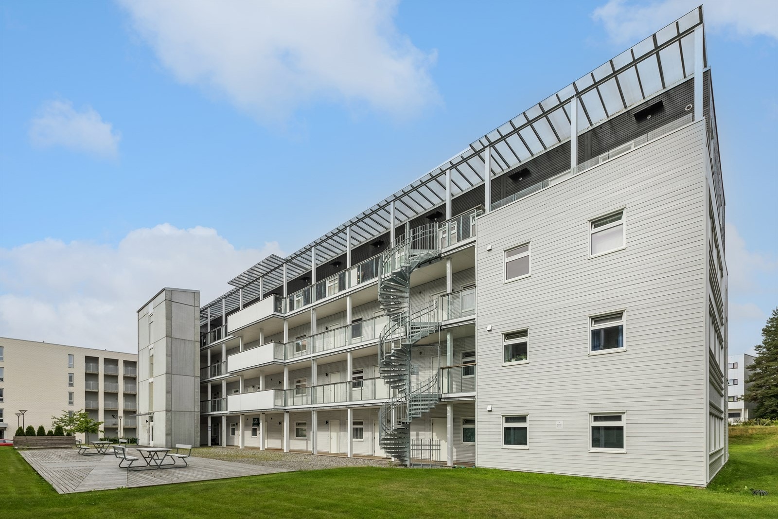 Tilhørende leiligheten er en parkeringsplass og sportsbod i felles garasjeanlegg. Galleribilde
