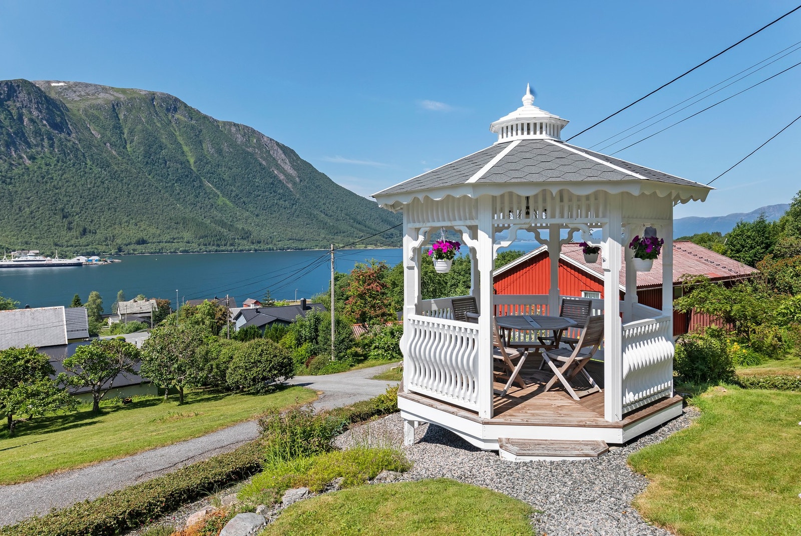 Håndlaget paviljong fra 2014 med sittegruppe Galleribilde