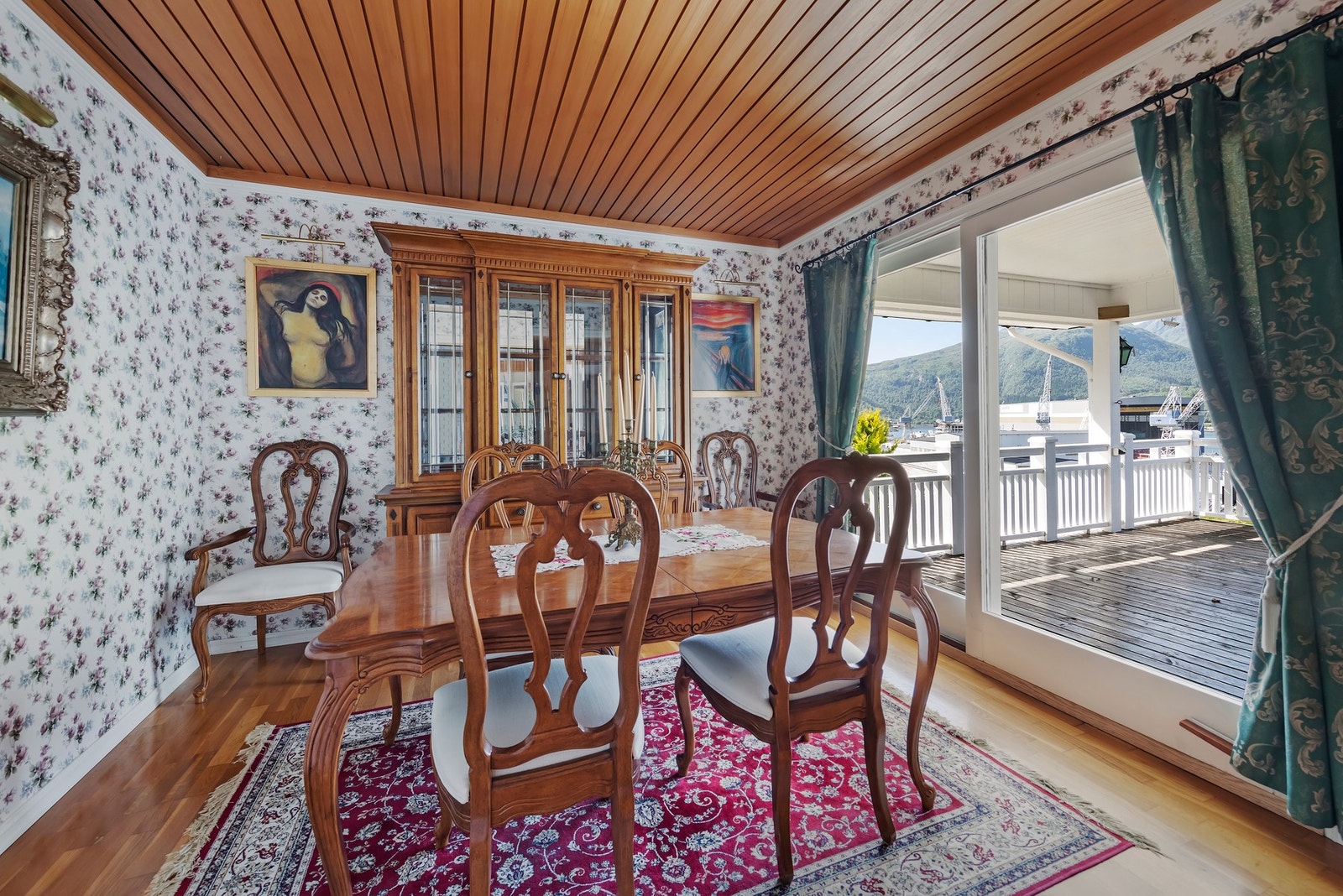 Spisestue med utgang til veranda Galleribilde