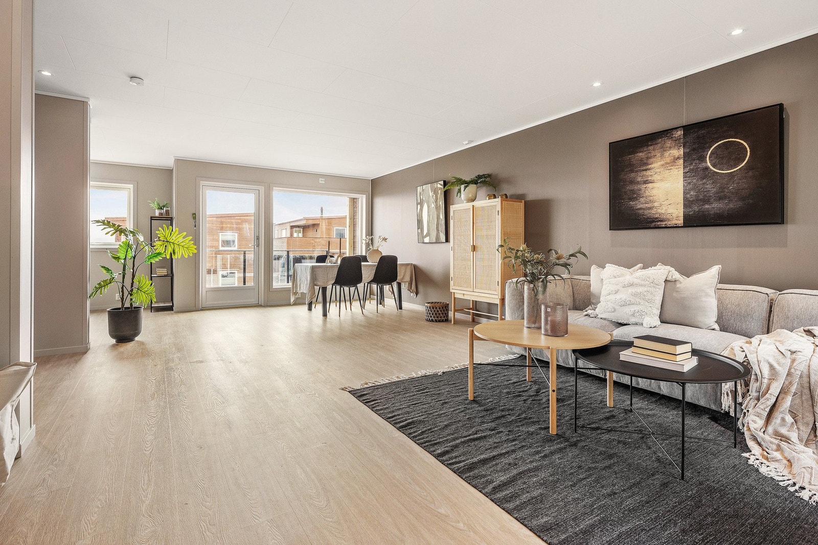 Boligen har lune, moderne fargetoner og store vindusflater som gir godt med lysinnslipp. Galleribilde