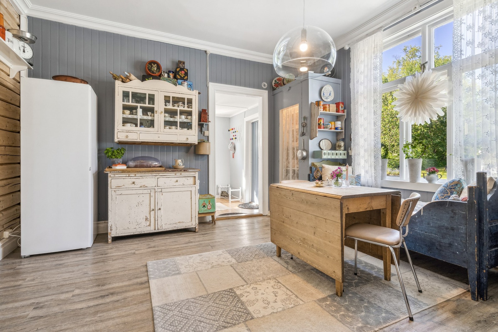 Plass til kjøleskap i det ene hjørnet. Det er laminat på gulvet og malt panel på vegger. Galleribilde