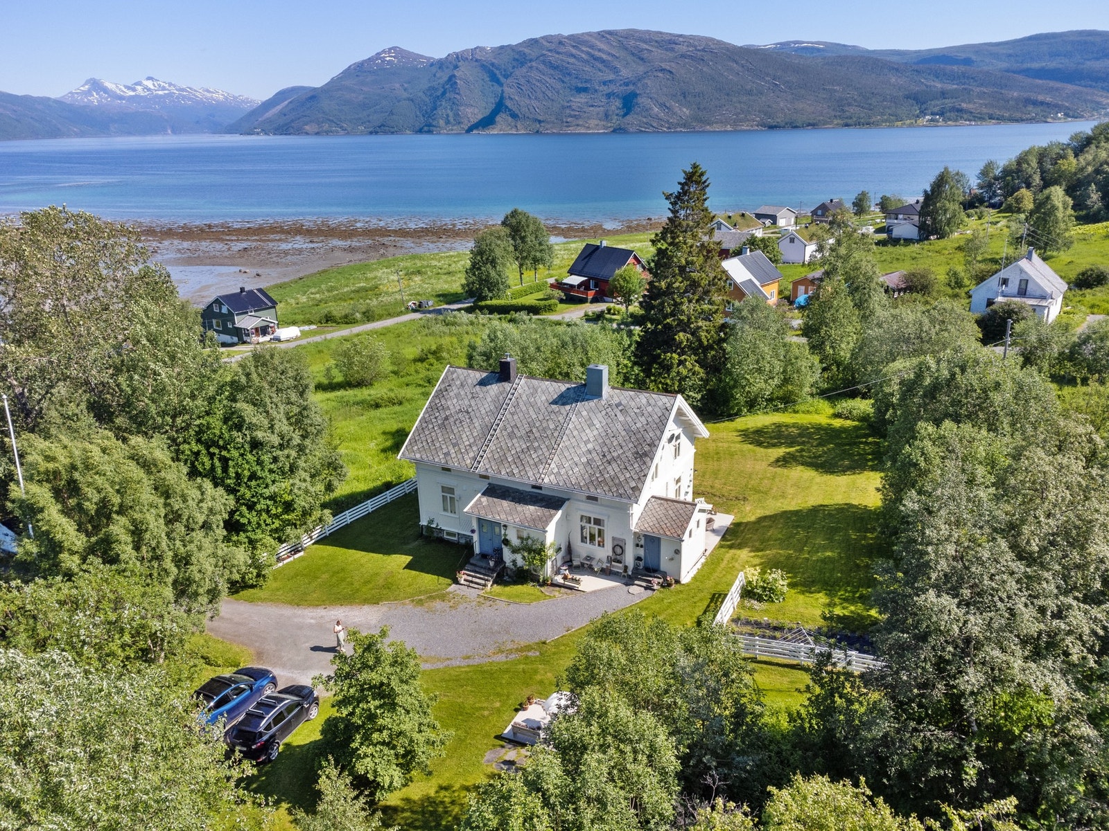 Dette historiske hjemmet, tidligere benyttet som prestebolig, er nå klart til å ønske nye beboere velkommen med åpne armer. Galleribilde