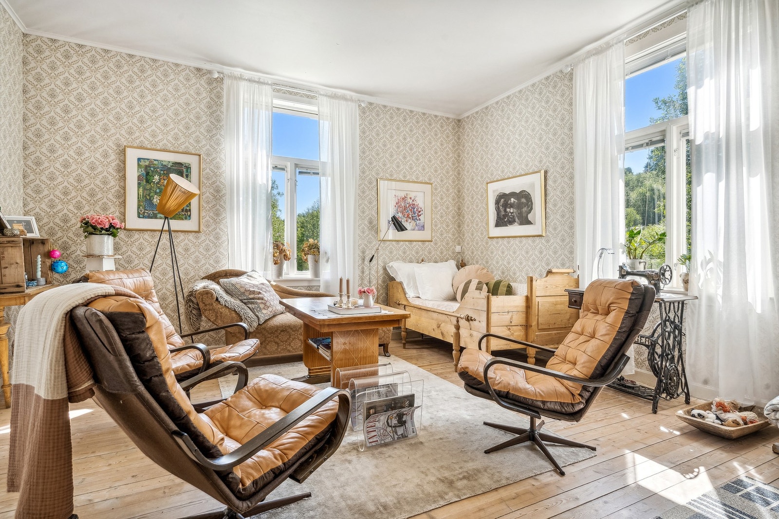 Den gode takhøyden og de store vindusflatene skaper en luftig og innbydende atmosfære. Galleribilde