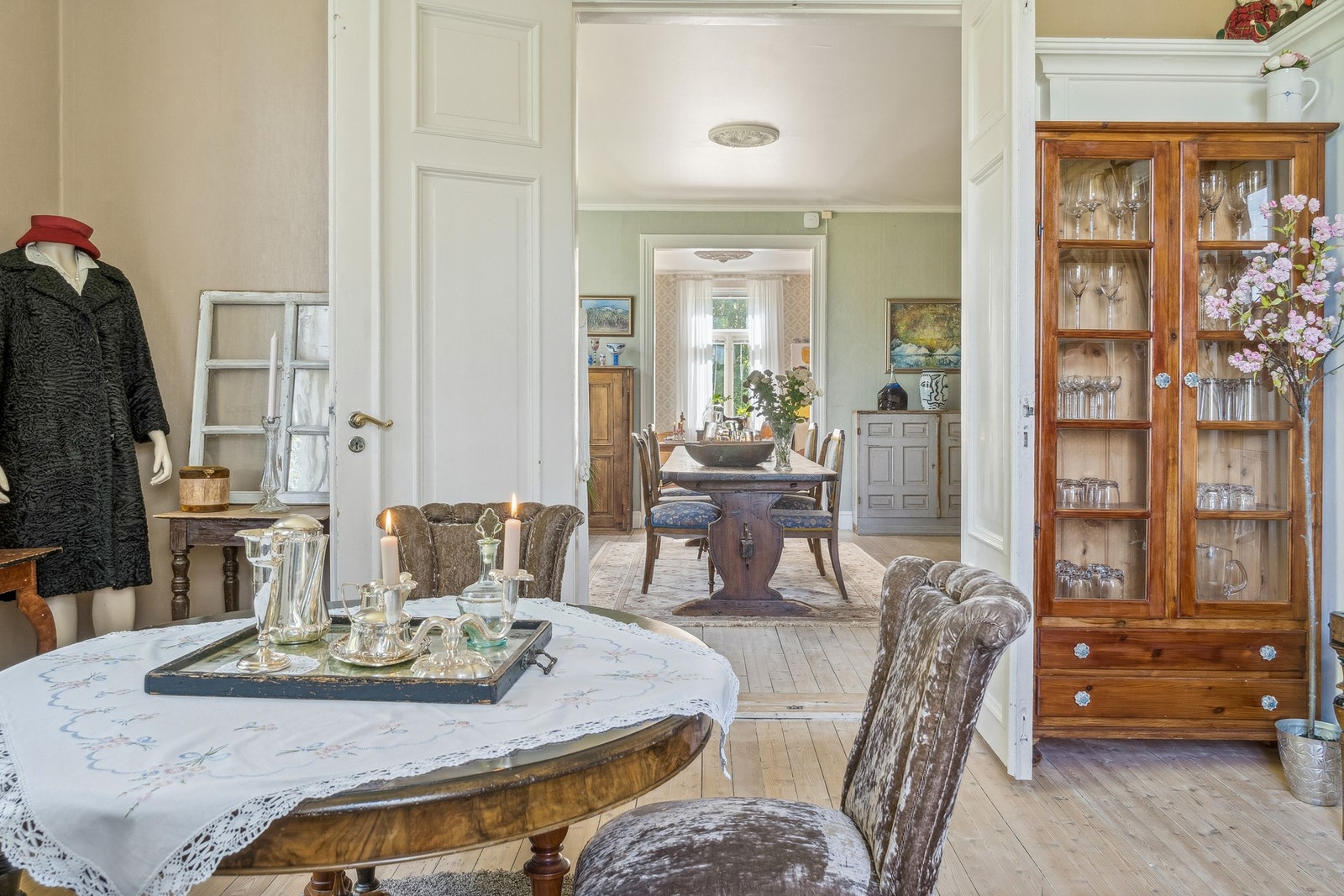 Tre flotte og romslige stuer med originale dobbeltdører mellom som skaper et helhetlig og herskapelig inntrykk. Galleribilde