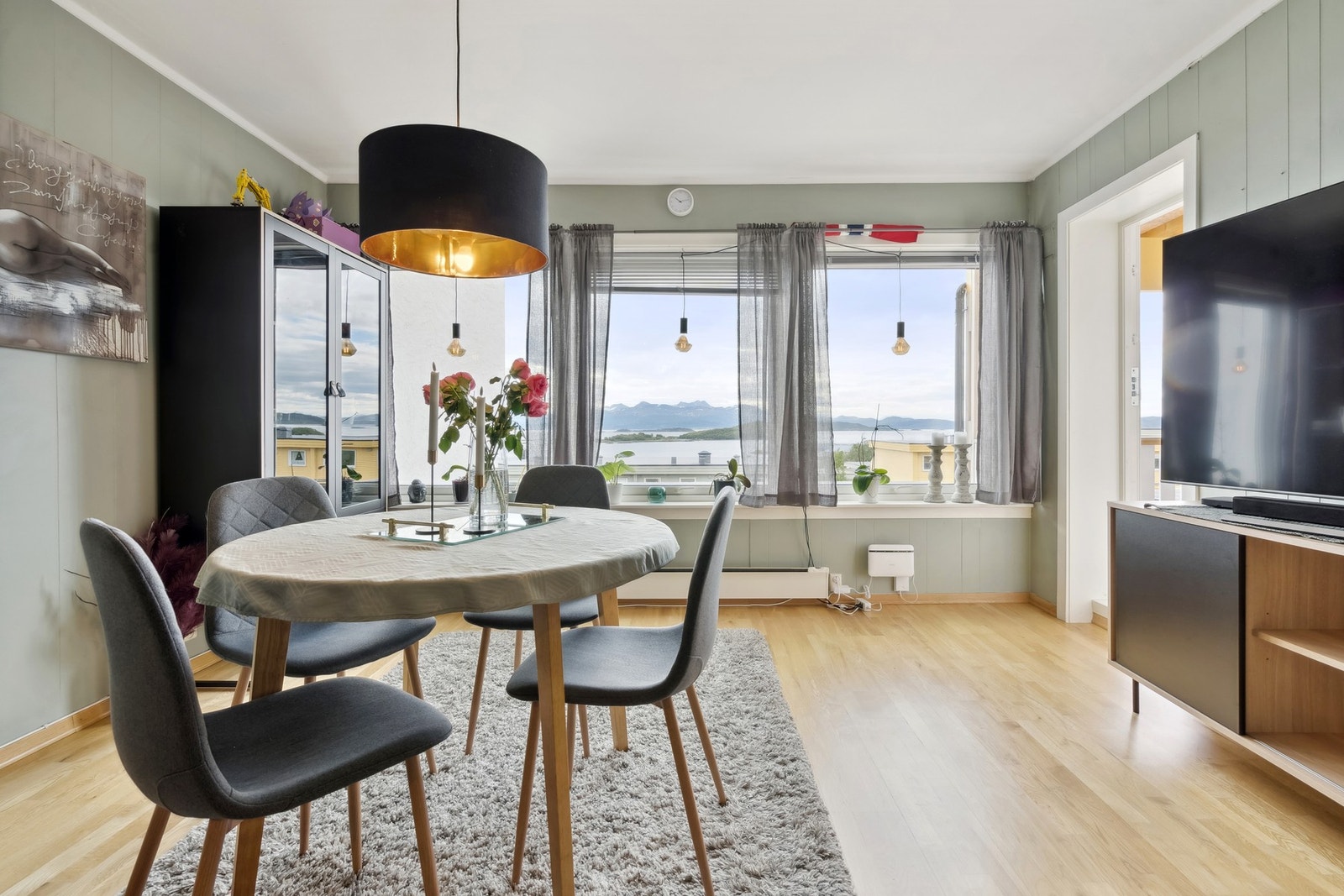 Store vindsflater slipper inn mye lys Galleribilde
