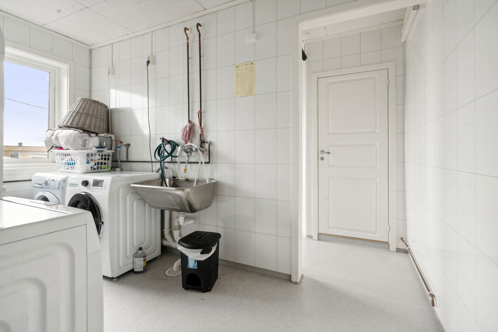 Felles vaskerom i underetasjen - hver leilighet har plass til egen/privat vaskemaskin Galleribilde