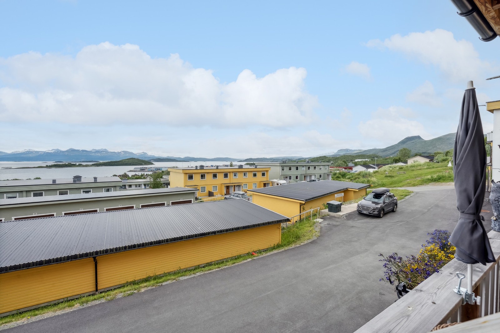 Utsikten strekker seg fra Hinnstein og Heia i sørvest til Vågsfjorden i nord Galleribilde